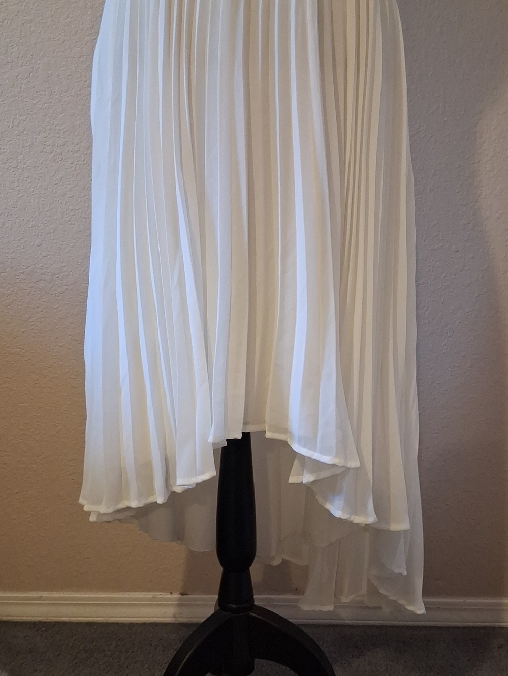 Signature by Sangria White Marilyn Monroe Pleated High-Low Halter Dress. 10 - Picture 3 of 9